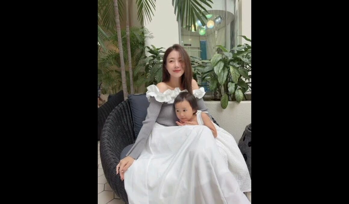 ＜宇賀なつみ＞透け感トップス　大人のワントーンコーデ　「TikTokトレンド大賞2025」でMC