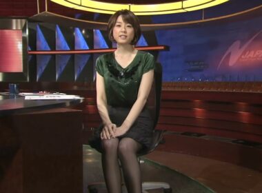 秋元優里　黒タイツ美脚