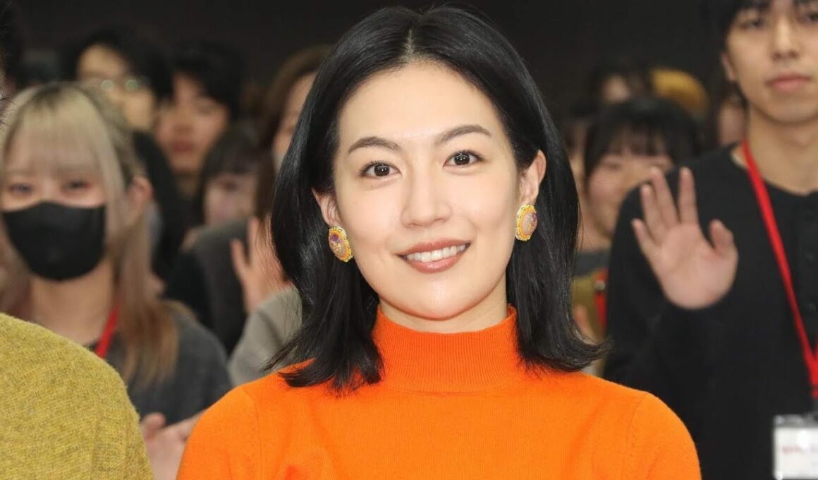 ✨👗小澤陽子アナ、メリハリ美シルエットのワンピース姿✨💎2連ロングイヤリングで大人の華やぎを演出🌸
