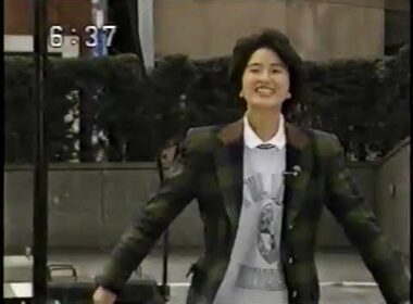 バスケをする豊田順子アナ