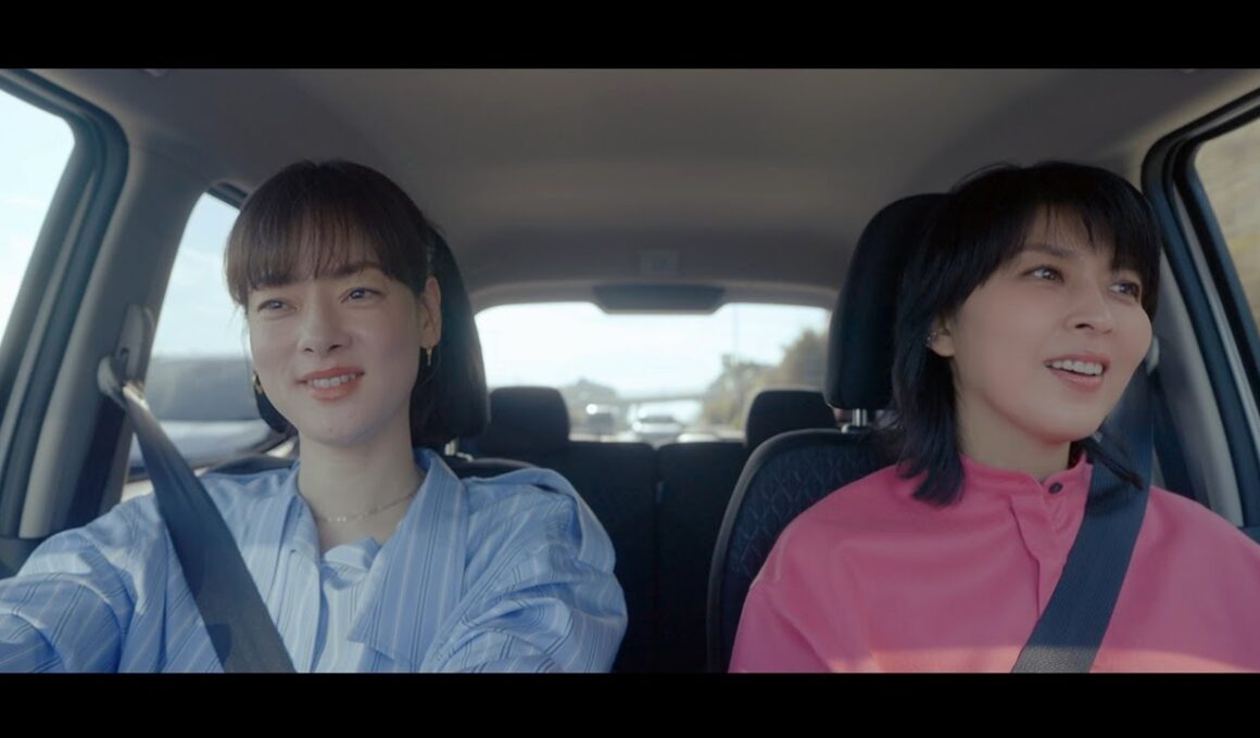 松たか子＆市川実日子、久々の再会にハグ！　仲良くドライブへ　日産ウェブムービー「日産の軽 NEWデイズで、おでか軽！」