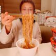 【深夜の背徳】手を伸ばした深夜の焼きそば。1つ食べたらもう止まらんのでいっそ満足するまで暴れ倒します。【大食い女の日常】【大食い】【VLOG】