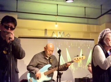 【JR 難波駅】 (駅の場所がわからん（泣）というだけの歌です。。。っで！知ってる人おるん？ JR難波駅) by 小林万里子と滝川シスターズ @ Cafe&Live Bar LAMP