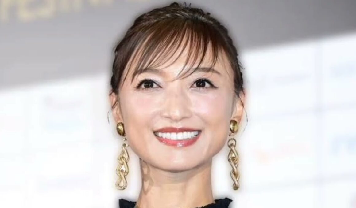 すごっ　奇跡の５０代　望月理恵アナ、ＴＶで見せない凄い衣装で写真撮影「ええーっ！？」衝撃走る「足細っ」「奇跡としか」「写真集出すしかない」「お若い」
