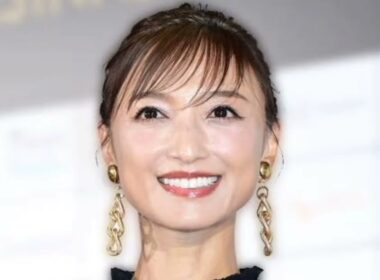 すごっ　奇跡の５０代　望月理恵アナ、ＴＶで見せない凄い衣装で写真撮影「ええーっ！？」衝撃走る「足細っ」「奇跡としか」「写真集出すしかない」「お若い」