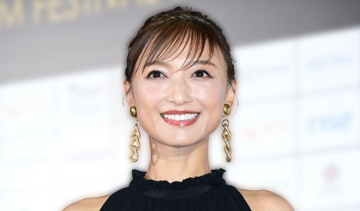 ＜望月理恵＞54歳、“美脚すぎる”ミニスカート姿に反響　「もはや芸術作品」「大人の色気がすごい」