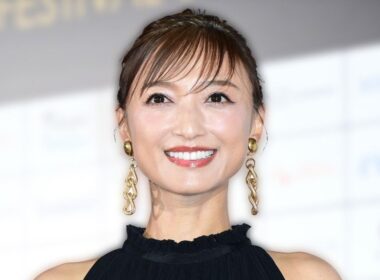 ＜望月理恵＞54歳、“美脚すぎる”ミニスカート姿に反響　「もはや芸術作品」「大人の色気がすごい」