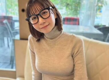 「この写真が人気なのなんでだろ？」めがね＆白ニット＆ツインテ〝ナチュラル〟ショットの吉田恵智華に反響「破壊力たまらん」「とっても素敵」