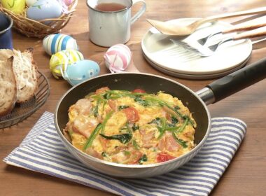 【3分クッキング公式】ベーコンとほうれん草のオープンオムレツ