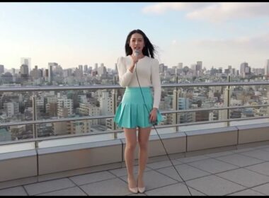 💨展望デッキで強風を中継する昭和の女子アナ🎬 #昭和 #ハプニング #ai