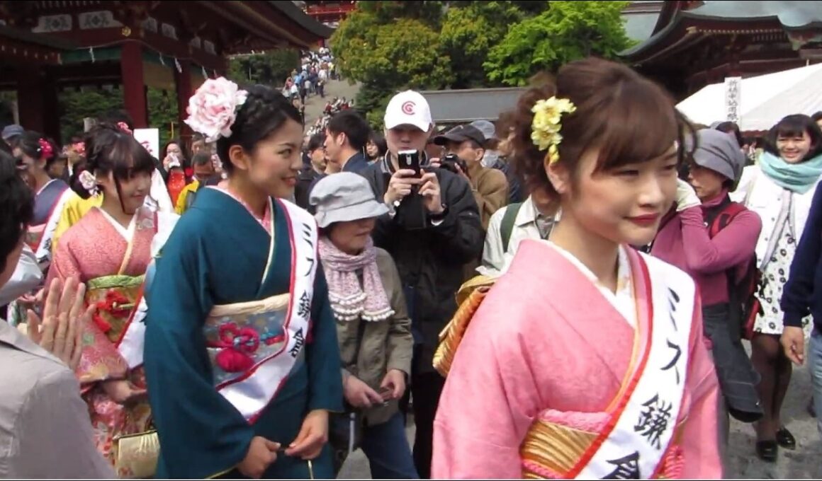 20150412ミス鎌倉2014＆2015の6人がお披露目後の階段アップです（第57回鎌倉まつり／鶴岡八幡宮舞殿）