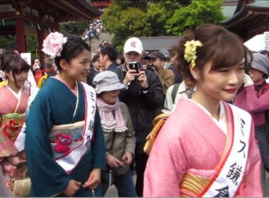 20150412ミス鎌倉2014＆2015の6人がお披露目後の階段アップです（第57回鎌倉まつり／鶴岡八幡宮舞殿）