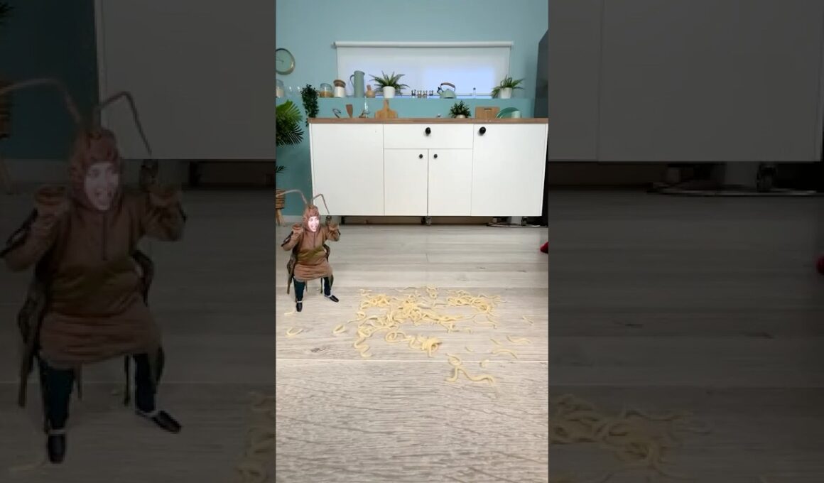 誰が麺を早く食べるでしょうか？😅🪳お母さん、それともゴキブリ？