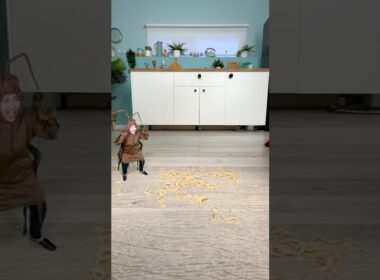 誰が麺を早く食べるでしょうか？😅🪳お母さん、それともゴキブリ？