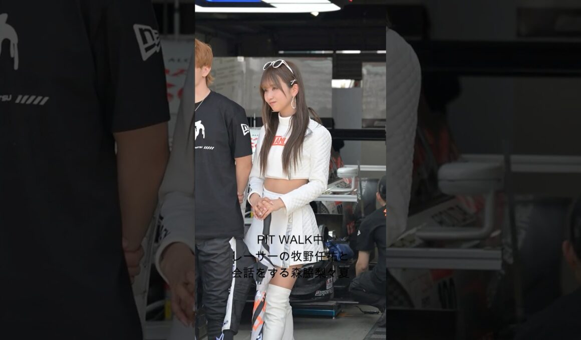 ピットウォーク中にレーサーの牧野任祐と会話をする森脇梨々夏