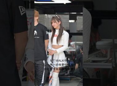 ピットウォーク中にレーサーの牧野任祐と会話をする森脇梨々夏