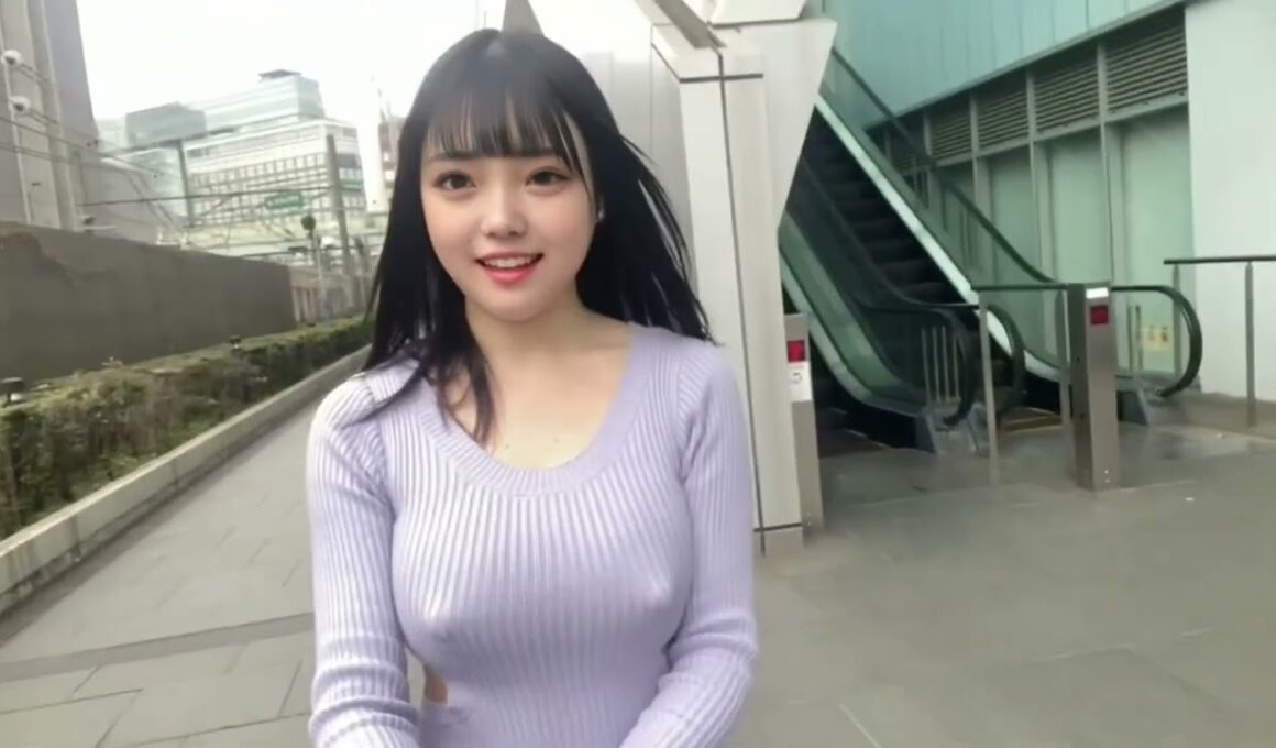 ノーブラ散歩ピチピチニット