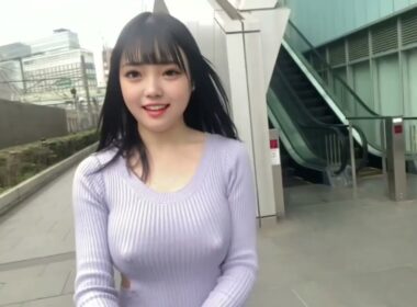 ノーブラ散歩ピチピチニット