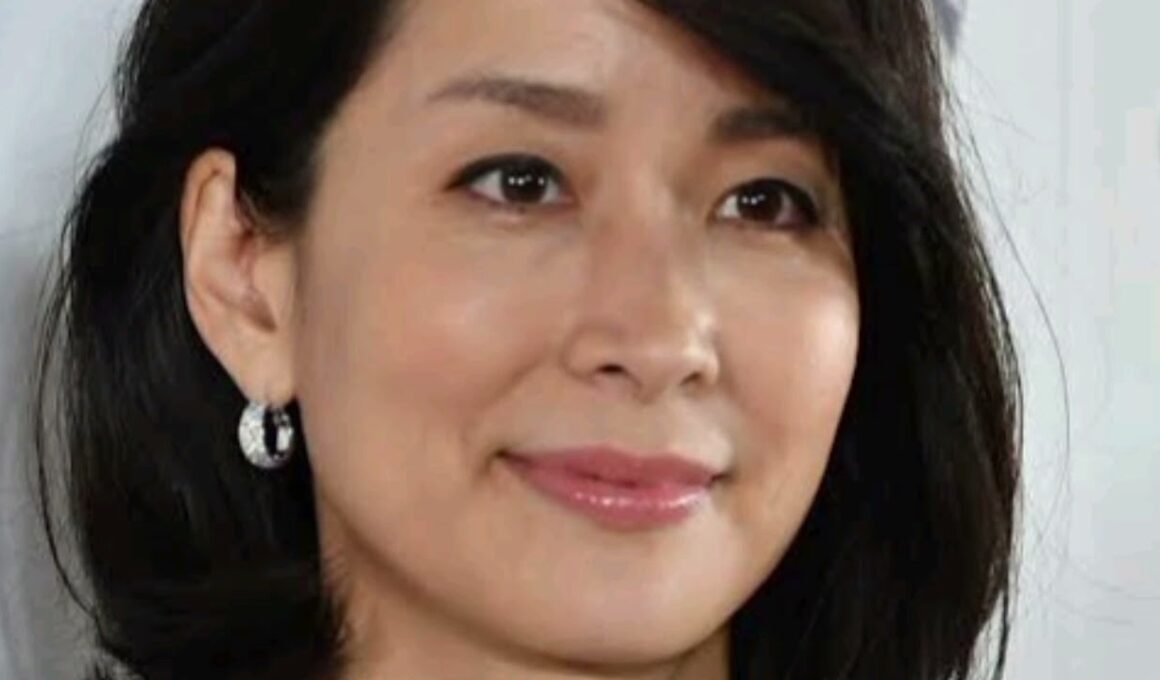 【話題】内田恭子49歳“背中開きコーデ”が美しすぎるとSNS騒然🌇✨