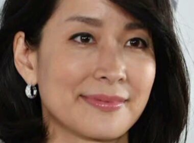 【話題】内田恭子49歳“背中開きコーデ”が美しすぎるとSNS騒然🌇✨