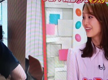 【井上清華アナ】ミャクミャクのポーズが胸の前でかわいい