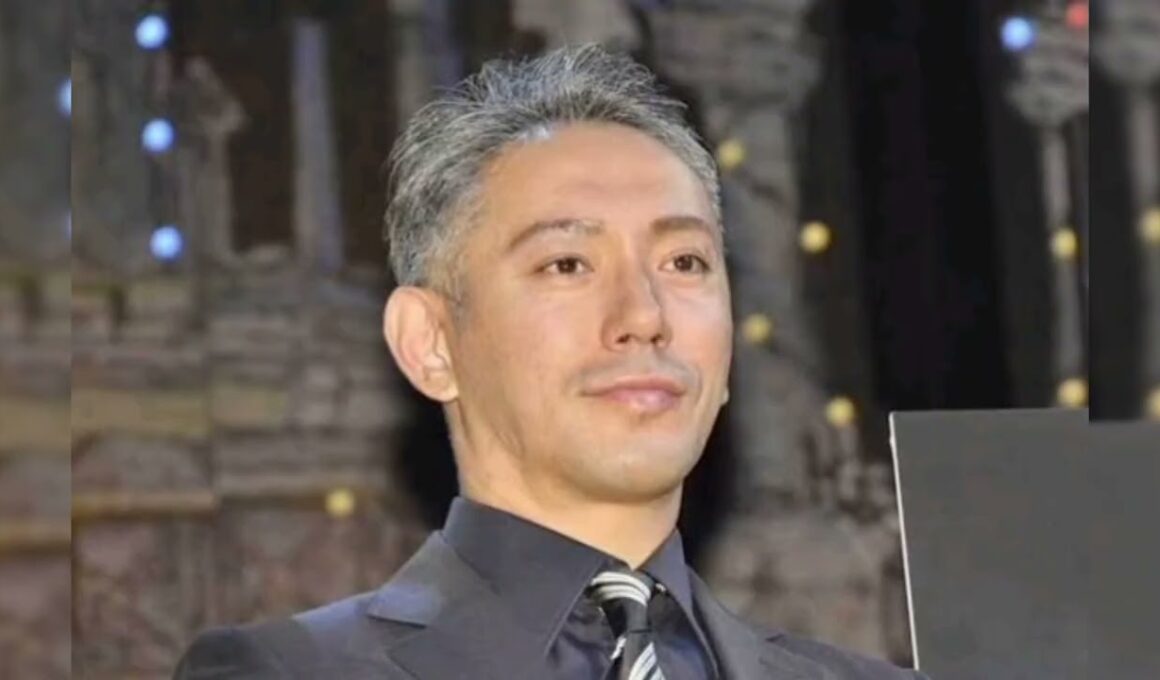「一瞬麻央さんかと…」　夜の外出満喫の市川團十郎、息子の笑顔に「ママにめちゃ似てるw」「大人のカンカンでびっくり！」の声