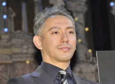 「一瞬麻央さんかと…」　夜の外出満喫の市川團十郎、息子の笑顔に「ママにめちゃ似てるw」「大人のカンカンでびっくり！」の声