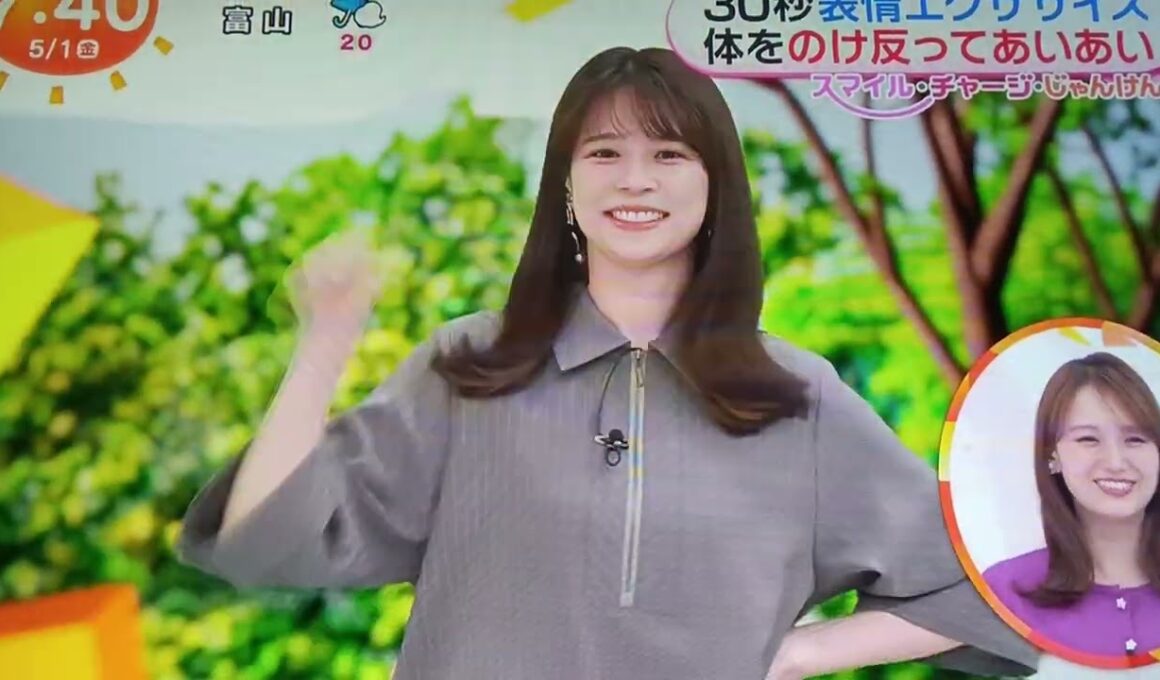 【鈴木唯アナ】身体を仰け反ってかわいいポーズ