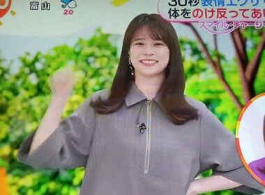 【鈴木唯アナ】身体を仰け反ってかわいいポーズ