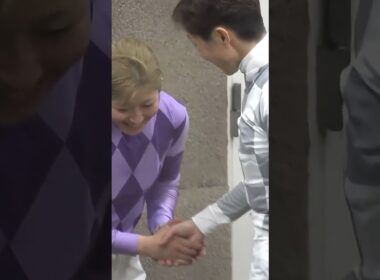 オークスを勝利した今村聖奈騎手と最終レース勝利した武豊騎手が握手を交わす