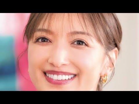 ✨「54歳に見えない！」望月理恵のメガネ姿に大反響👓💖 「さらに若返った？」とファン騒然｜JapanHub