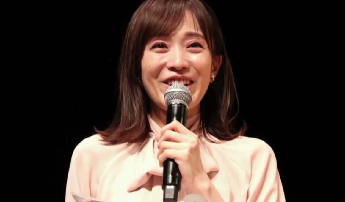 ＜TBS江藤愛アナ＞タイトスカートコーデで大人の着こなし　リボンタイブラウス×パールアクセでフェミニンに