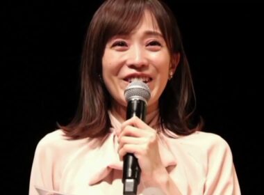 ＜TBS江藤愛アナ＞タイトスカートコーデで大人の着こなし　リボンタイブラウス×パールアクセでフェミニンに
