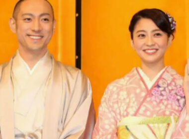 【家族の愛に涙】市川團十郎、亡き妻小林麻央を想う“母の日”の静かな時間…遺影を囲む花と成長した子どもたちに感
