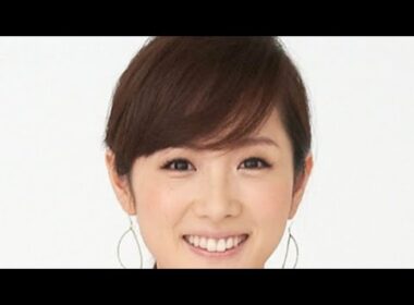 47歳 高島彩 美脚がチラリ…涼しげなホワイトコーデ姿のオフショットを披露。ボタニカル柄ブラウス×ツイードスカートで上品に。