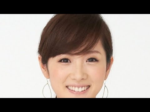 47歳 高島彩 美脚がチラリ…涼しげなホワイトコーデ姿のオフショットを披露。ボタニカル柄ブラウス×ツイードスカートで上品に。