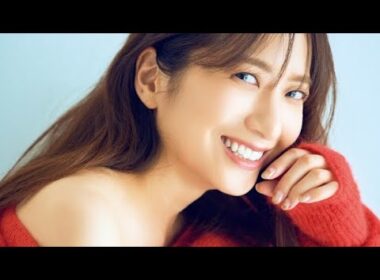 ✨元日テレ笹崎里菜が初グラビア登場！肩出しニット姿にドキッ💖【FLASH12/30号】