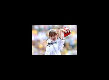 佐藤佳奈アナが甲子園で大胆始球式！