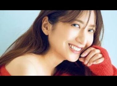 笹崎里菜アナ、オフショルニットから美肩チラリ「週刊FLASH」初登場で初表紙