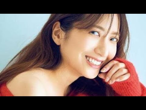 笹崎里菜アナ、オフショルニットから美肩チラリ「週刊FLASH」初登場で初表紙