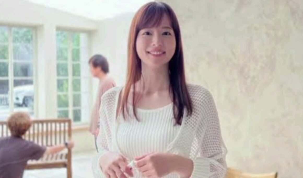 皆藤愛子、白肌輝く"ミニ丈"カレンダーオフショットにくぎ付け「まだまだ20代でいけますね」