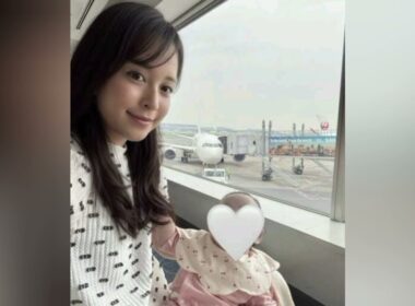 赤ちゃんと「フライト」第１子出産の３２歳元フジアナ、子育て姿が「幸せそう」「スクスク」久慈暁子が公開