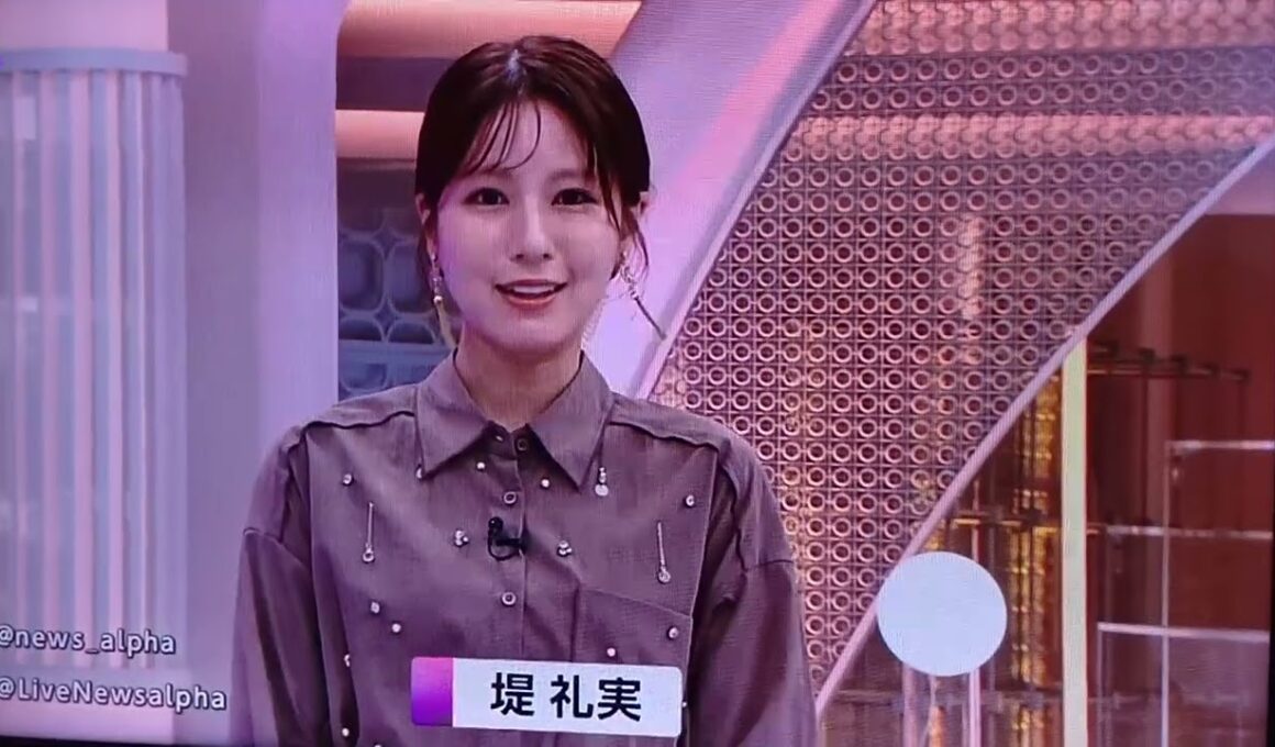 ニュースアルファ　オープニング　堤礼実アナ