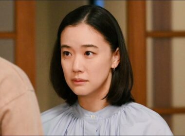 日テレ郡司恭子アナ「バタバタしている朝の味方」大胆背中開きトップス姿に反響「透き通るような美肌」「綺麗めカジュアル参考にしたい」