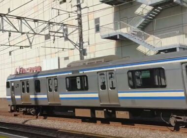 運用変更ではなかった？総武線下総中山駅を高速通過する総武快速線E217系快速千葉行き