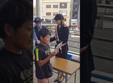 子供たちや一般人に啓発品を配布する阿部華也子さん、一日警察署長、めざましどようびメインキャスター、登戸駅、多摩警察署👮‍♀️🚨