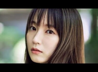 ✨知性と美しさが同時に輝く🌿山崎あみ、FRIDAYグラビアで見せた自然体の魅力に注目📸