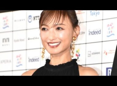 🌸✨54歳の奇跡ボディ✨🌸望月理恵、超ミニスカ生足ショット公開で話題沸騰💫ファン絶賛「美魔女」「何て美しい取締役」「美脚で内容が全然入ってこない」💖🔥【JapanHub