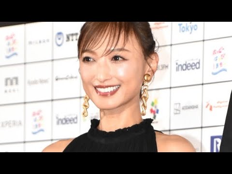 🌸✨54歳の奇跡ボディ✨🌸望月理恵、超ミニスカ生足ショット公開で話題沸騰💫ファン絶賛「美魔女」「何て美しい取締役」「美脚で内容が全然入ってこない」💖🔥【JapanHub