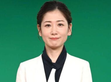 桑子真帆アナ、第1子誕生！夫・小澤征悦が生放送で喜びの報告…スタジオが拍手に包まれた瞬間😢✨#桑子真帆 #小澤征悦 #第1子誕生 #NHKアナウンサー #出産 #芸能ニュース #話題のニュース #ニュ